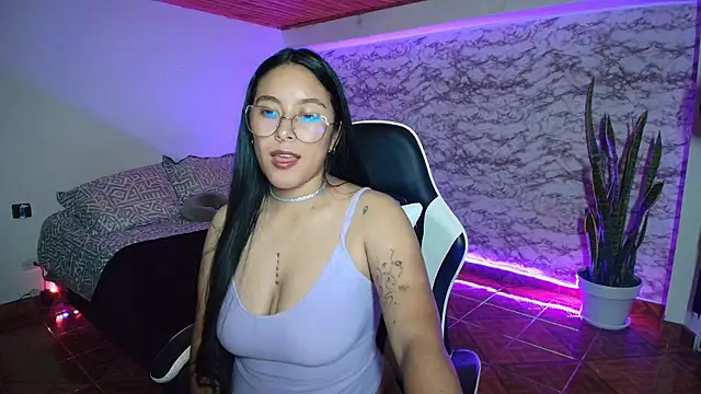 camila_iroose (F young) - insert the dildo