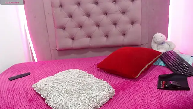aprilycrystal2 - AprilyCrystal2's free webcam - UK Sex Cams