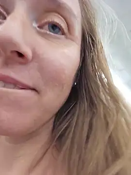 skyelarsworld (F milf) - Flash Tits