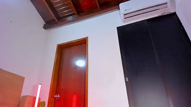 LaraRous webcam