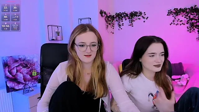 liana_kisses (Ask my age) - show boobs 2 girls