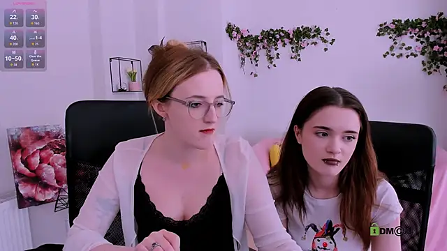 liana_kisses (Ask my age) - show boobs 2 girls