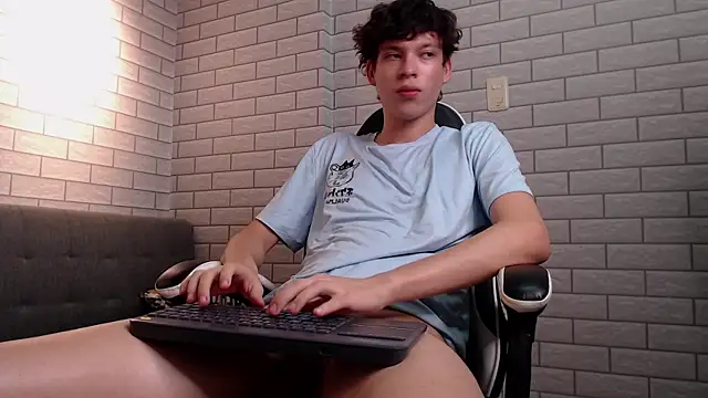 nicola_hard (M twink) - dick close up