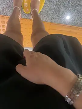 yimisun01 (F milf) - 户外超级刺激……偷偷夹着小粉玩…… ）囯王完成✅无内衣内裤真空3分钟