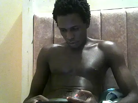 Bigras0011 live cam on StripChat
