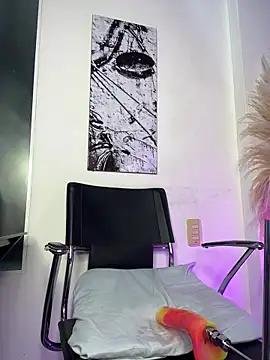 Isabella_falcon webcam