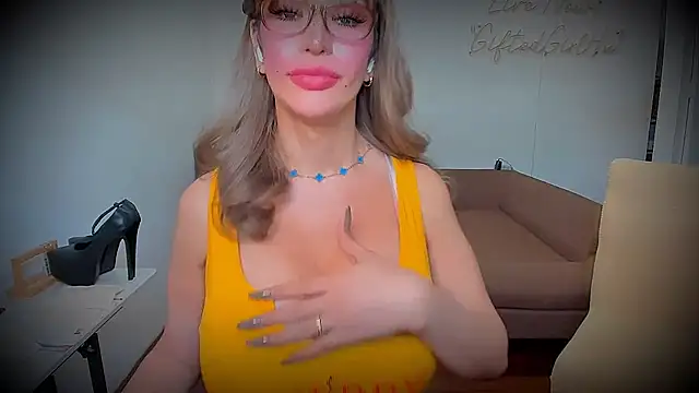 GiftedGirl4u webcam