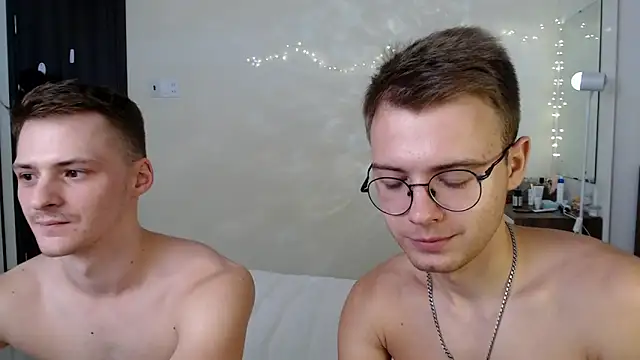 nikikerrycum - NikiKerryCum's free webcam - UK Sex Cams