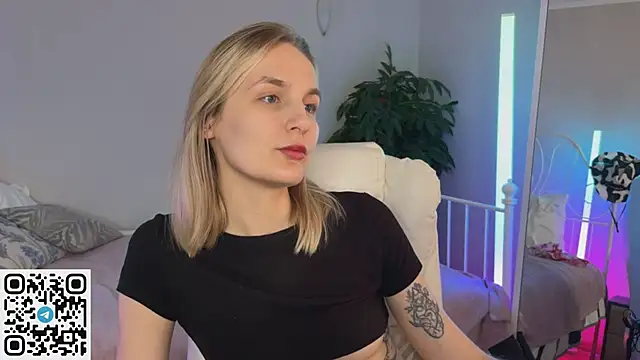 _vikky_moon_ (F young) - Topless with nipples play