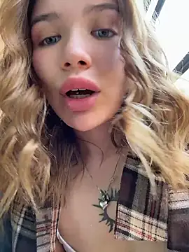 FlashTitsRoyal webcam