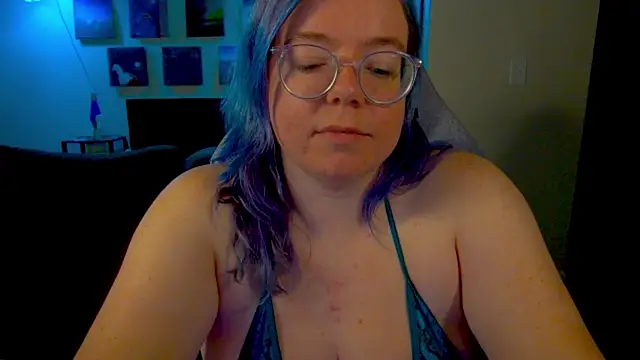 KiraSpitQueen webcam