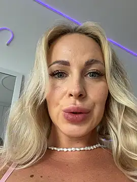 streetdoll webcam