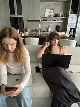 Nura_n_Sarah webcam