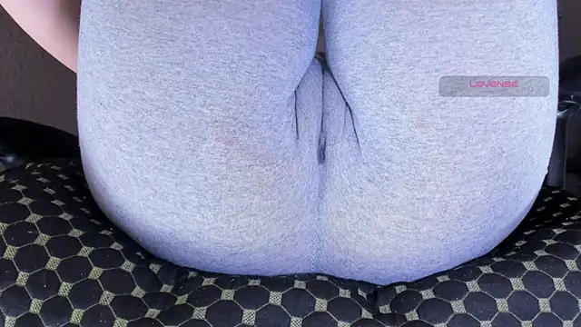 Cameltoe_squirt_inPants