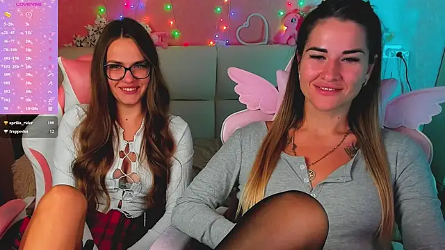 hotty_girls_here live cam on StripChat