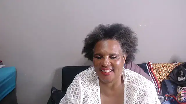 GrandBustyMelon live cam on StripChat