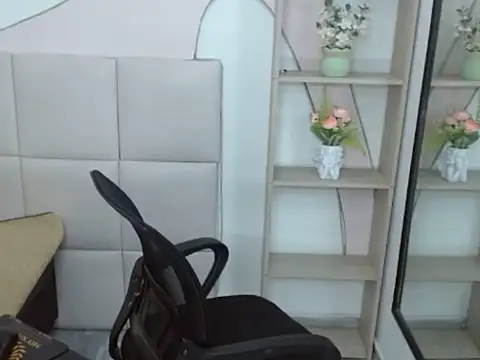 ivytemptation live cam on StripChat
