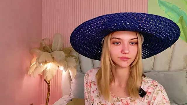 4example_Chloe webcam