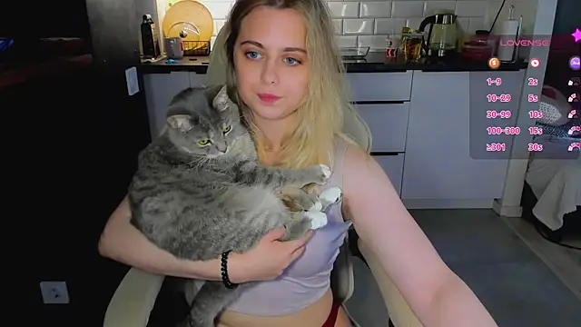blonde_kellyy webcam