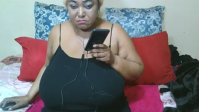 GAIGANTICBOOBS webcam