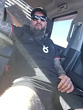 beardedtattood (Ask my age) - Make this dick sooo hard 😈😈