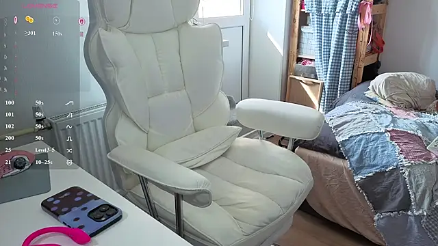 urstripchatgf webcam