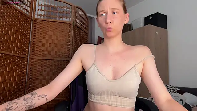 Caliiie-of live cam on StripChat