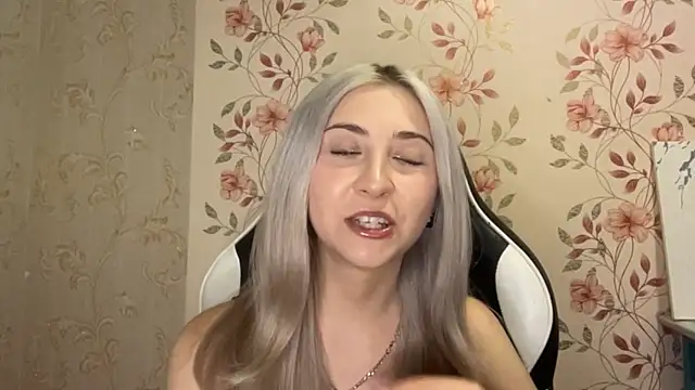 WhitePowerGirl webcam