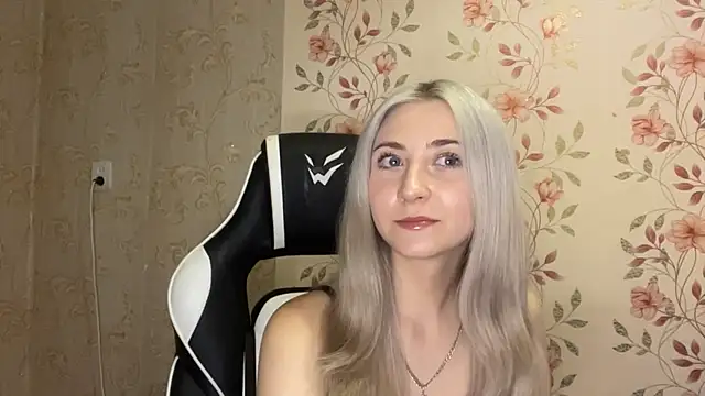 WhitePowerGirl webcam