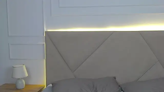 ArianaMilss webcam
