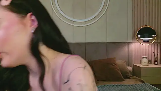 EmmaLawrens live cam on StripChat