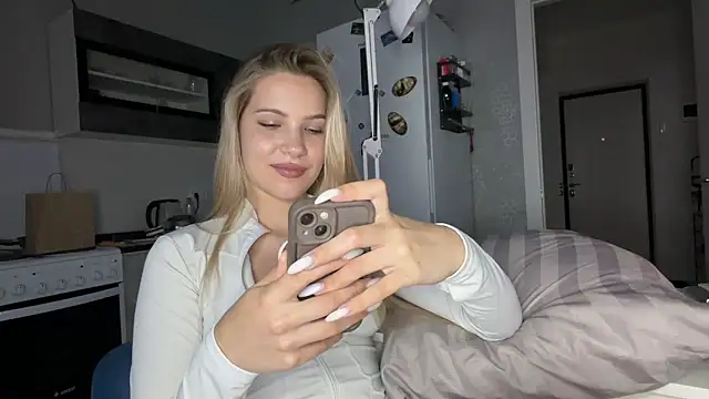 BlondeDoes webcam