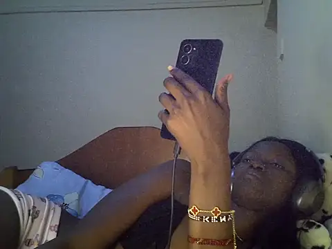 GoldenEbony1 webcam