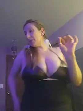 lilyhornyhousewife (F milf) - Finger me juicy
