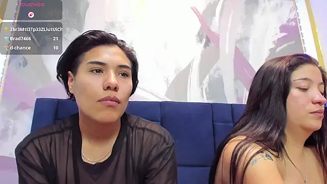 Lilith_and_Luna live cam on StripChat