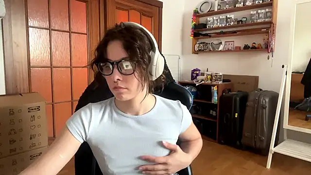 PillowPeachX webcam