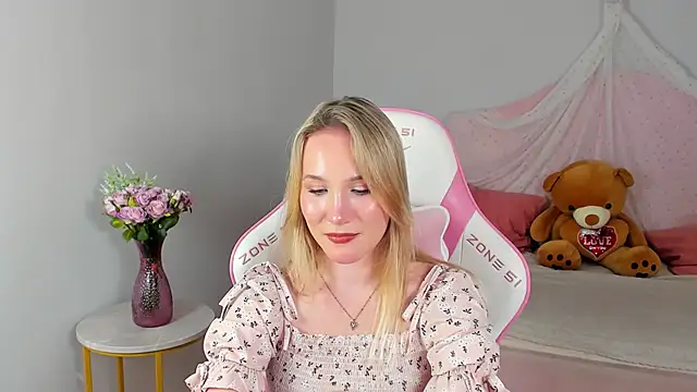 ElaraVoltage live cam on StripChat