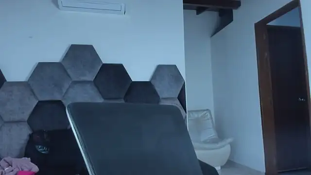 MikaelaStone webcam