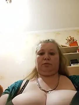 KiraStanton webcam