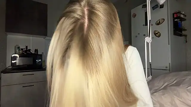 BlondeDoes webcam