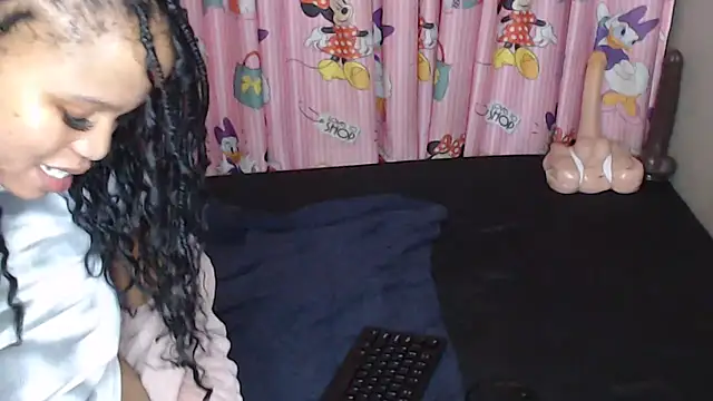 TrishahXo webcam