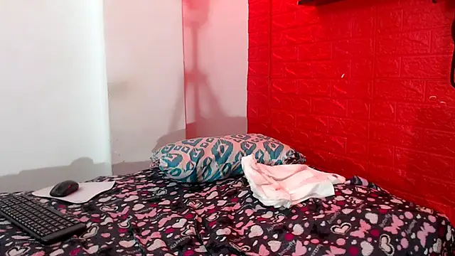 skinnysaray24 webcam