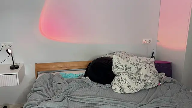 mia_side webcam