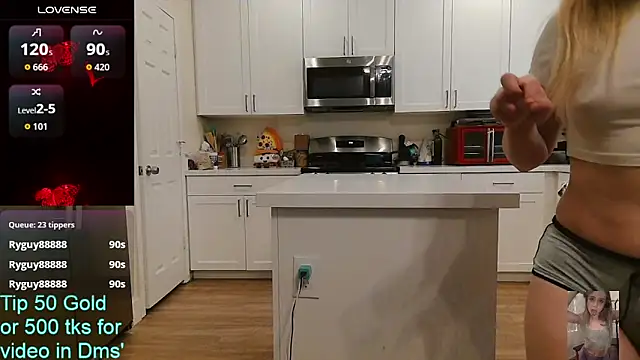 Blondiewithanass webcam