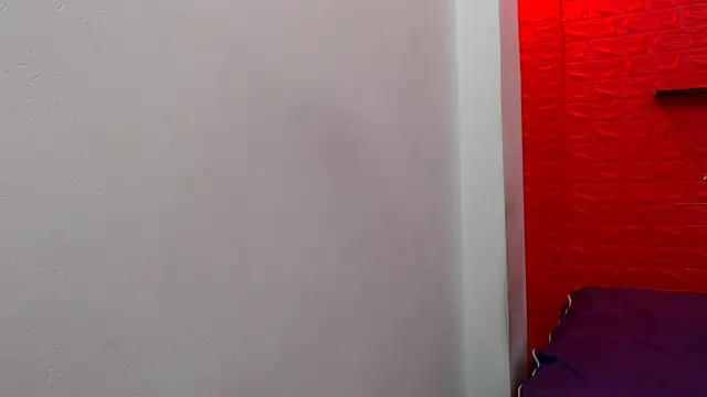 skinnysaray24 webcam