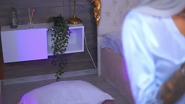juicy_jessye (F teen) - pleasure gets me soaked💦
