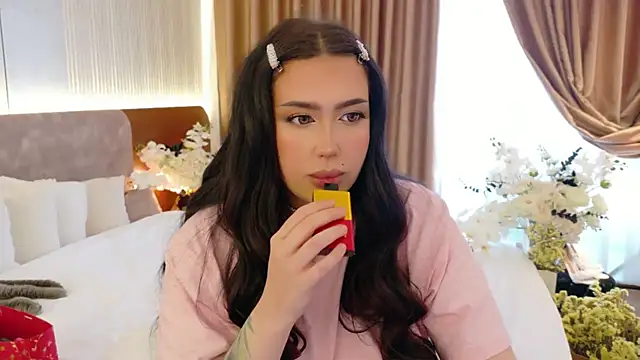 UR_MADDY_ONLINE webcam