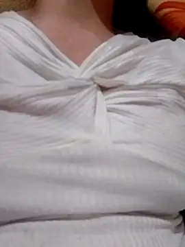 Gummiesu live cam on StripChat