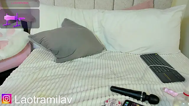 MilaVelour webcam