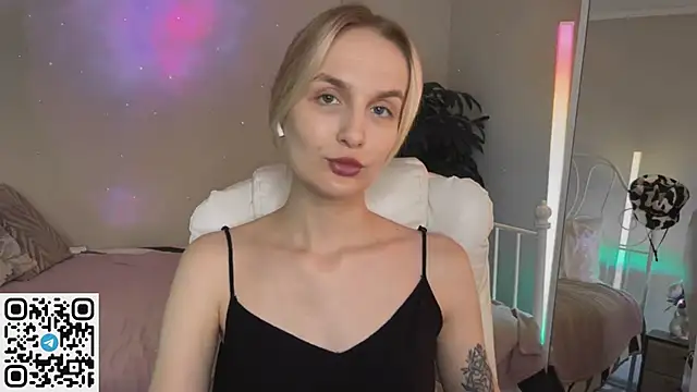 _vikky_moon_ (F young) - Topless with nipples play